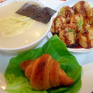 とんこつラーメンとタコ焼きとクロワッサンのワンプレ